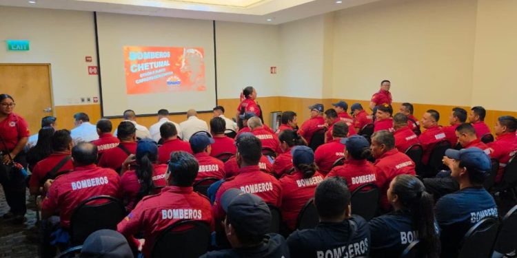 Bomberos de Quintana Roo participan en jornada regional de capacitación para fortalecer sus habilidades de respuesta ante emergencias.