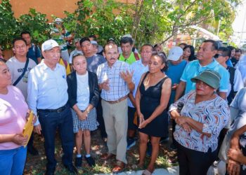 Trabajadores del hotel Golden Parnassus en Cancún tras conocer el fallo favorable del tribunal laboral.
