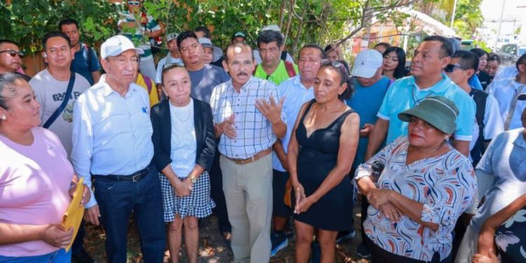 Trabajadores del hotel Golden Parnassus en Cancún tras conocer el fallo favorable del tribunal laboral.