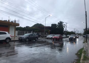 Calles de Chetumal afectadas por acumulación de agua tras lluvias intensas en Quintana Roo.