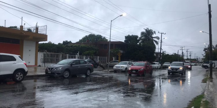 Calles de Chetumal afectadas por acumulación de agua tras lluvias intensas en Quintana Roo.