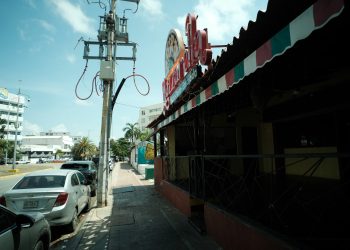 Restaurante con baja afluencia de clientes durante la temporada turística en Quintana Roo.