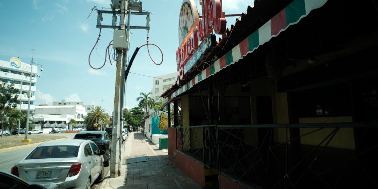 Restaurante con baja afluencia de clientes durante la temporada turística en Quintana Roo.