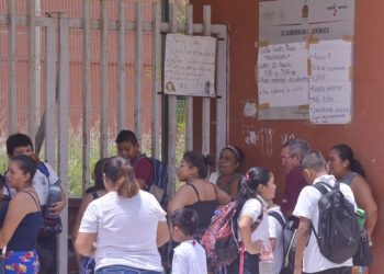 Padres de familia realizan el proceso de inscripción de estudiantes de nivel medio superior en Quintana Roo.