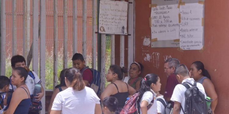 Padres de familia realizan el proceso de inscripción de estudiantes de nivel medio superior en Quintana Roo.