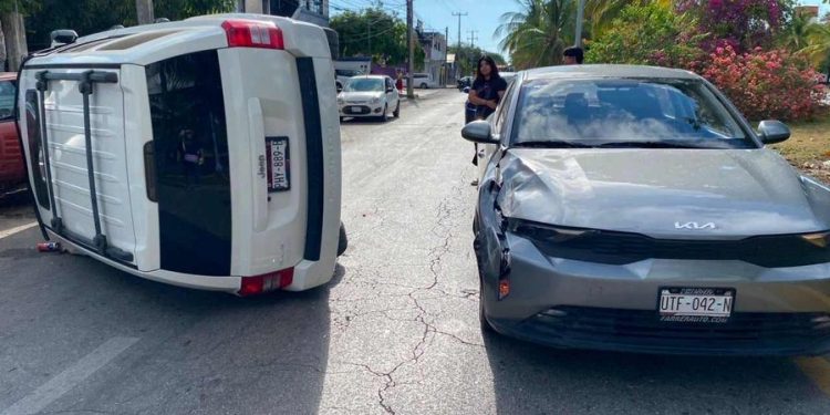 Automovilista alcoholizado choca en Cancún y provoca accidente con tres vehículos.