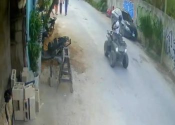 Paramédicos atienden a una mujer embarazada atropellada por una cuatrimoto en una vialidad de Tulum.