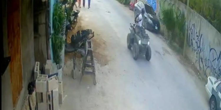 Paramédicos atienden a una mujer embarazada atropellada por una cuatrimoto en una vialidad de Tulum.