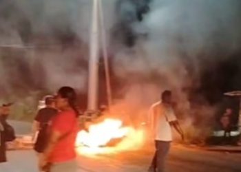 Vecinos del fraccionamiento Nicté bloquean la avenida Arco Norte en Cancún para exigir el suministro de agua potable.