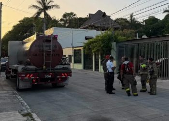 Bomberos atienden explosión en una vivienda de la Supermanzana 24 de Cancún