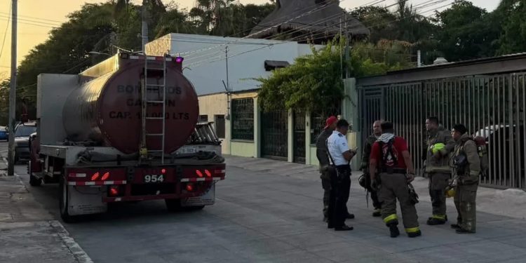 Bomberos atienden explosión en una vivienda de la Supermanzana 24 de Cancún