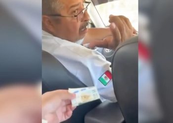 Taxista de Tulum señalado por cobro excesivo a pasajera en video viral en redes sociales.