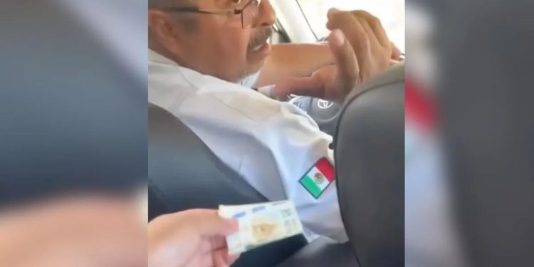 Taxista de Tulum señalado por cobro excesivo a pasajera en video viral en redes sociales.