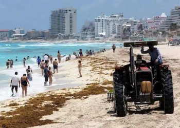 Turistas disfrutan una playa del Caribe Mexicano durante la temporada vacacional de verano en Quintana Roo.