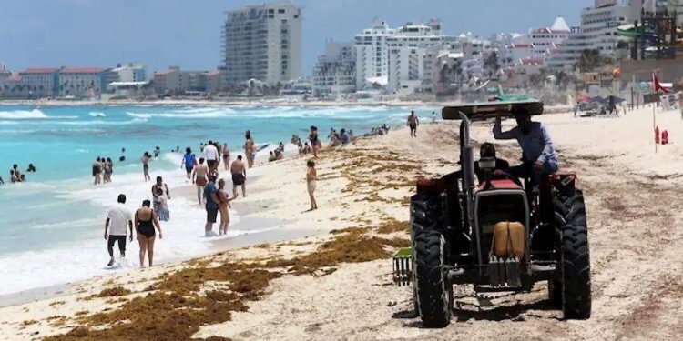 Turistas disfrutan una playa del Caribe Mexicano durante la temporada vacacional de verano en Quintana Roo.