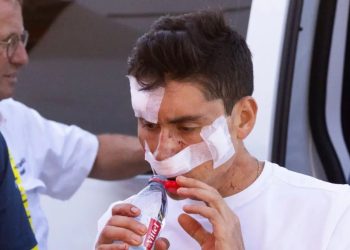 Einer Rubio recibe atención médica tras sufrir un accidente durante la etapa 19 del Tour de Francia 2026