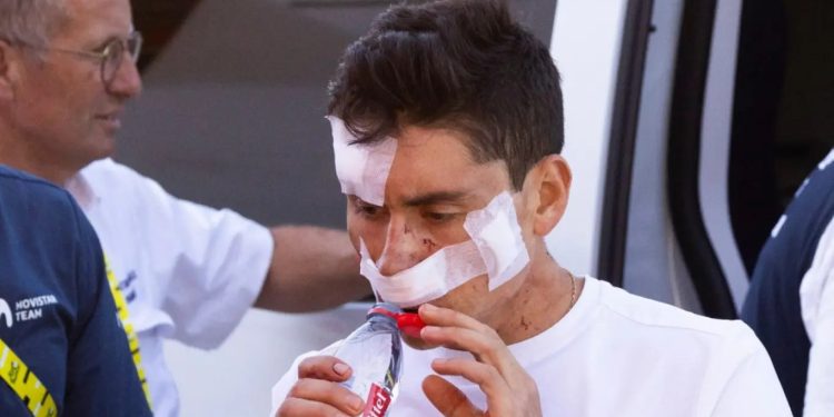 Einer Rubio recibe atención médica tras sufrir un accidente durante la etapa 19 del Tour de Francia 2026