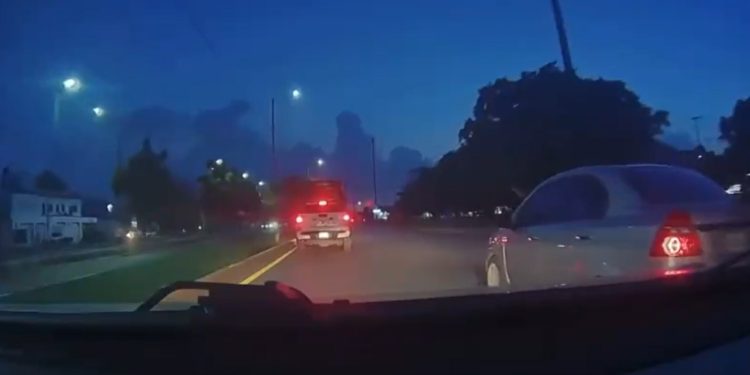 Patrulla de Tránsito involucrada en el atropellamiento de un perro sobre la avenida 20 de Noviembre en Cancún.