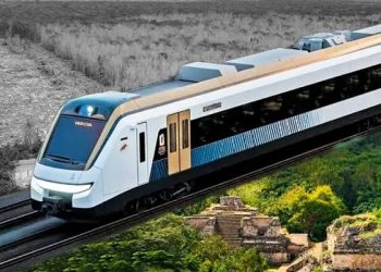 Unidad del Tren Maya detenida durante un recorrido entre Mérida y Cancún por una avería técnica.