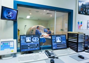 Personal médico durante una jornada de atención oncológica en el marco de las advertencias de la OMS sobre el aumento del cáncer.