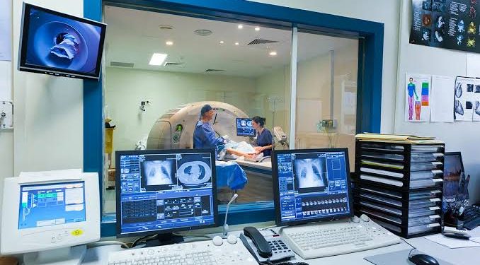 Personal médico durante una jornada de atención oncológica en el marco de las advertencias de la OMS sobre el aumento del cáncer.