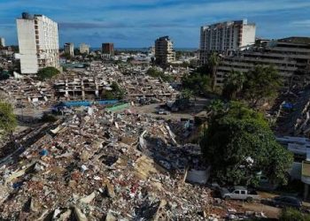 Rescatistas trabajan entre los escombros tras los sismos registrados en Venezuela.