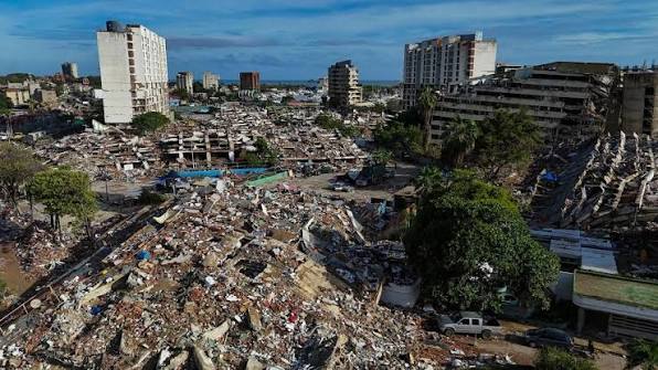 Rescatistas trabajan entre los escombros tras los sismos registrados en Venezuela.