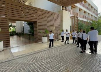 Trabajadores de un hotel en Mayakoba esperan una resolución sobre el pago de un bono compensatorio.