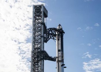 Cohete Starship de SpaceX en la plataforma de lanzamiento tras la suspensión del vuelo de prueba número 13.