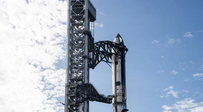 Cohete Starship de SpaceX en la plataforma de lanzamiento tras la suspensión del vuelo de prueba número 13.
