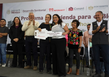 Sheinbaum critica créditos del pasado y entrega primeras 32 viviendas del Bienestar en Morelia