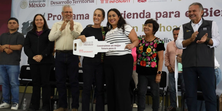 Sheinbaum critica créditos del pasado y entrega primeras 32 viviendas del Bienestar en Morelia
