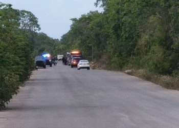 Elementos de seguridad resguardan una obra en construcción tras un ataque armado en Playa del Carmen.
