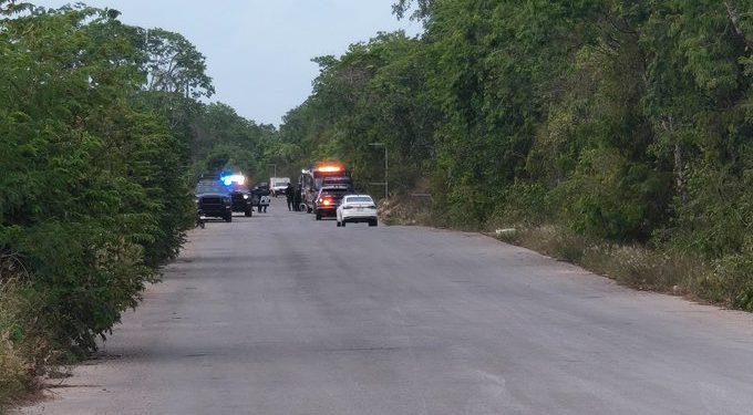 Elementos de seguridad resguardan una obra en construcción tras un ataque armado en Playa del Carmen.