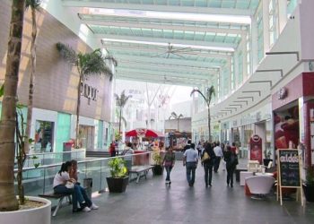 Elementos de emergencia atienden un reporte de fuga de gas en Plaza Las Américas de Cancún.