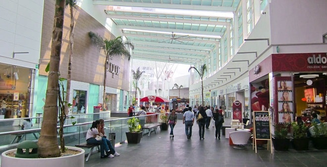 Elementos de emergencia atienden un reporte de fuga de gas en Plaza Las Américas de Cancún.