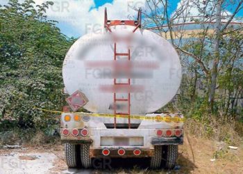 Pipas y tanques asegurados durante un operativo contra una red de huachicol en México.