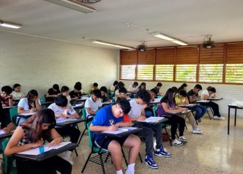 Estudiantes ingresan a un plantel CBTIS de Quintana Roo para el ciclo escolar 2026-2027.