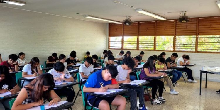 Estudiantes ingresan a un plantel CBTIS de Quintana Roo para el ciclo escolar 2026-2027.