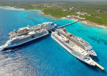 Empresarios de Mahahual durante un pronunciamiento para exigir que los recursos del fondo de cruceristas se inviertan en la Costa Maya.
