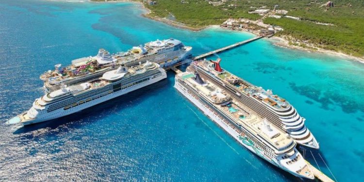 Empresarios de Mahahual durante un pronunciamiento para exigir que los recursos del fondo de cruceristas se inviertan en la Costa Maya.