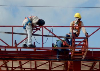 Empresas ofrecen vacantes durante la cuarta Feria del Empleo realizada en Tulum.
