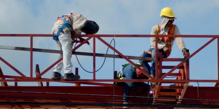 Empresas ofrecen vacantes durante la cuarta Feria del Empleo realizada en Tulum.