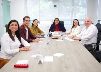 Cuatro aspirantes de Morena a la gubernatura de Quintana Roo reunidos con la dirigencia nacional.