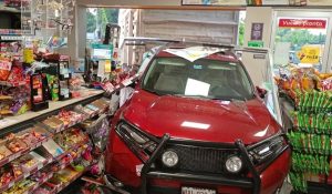volquetero-arrastra-camioneta-oxxo-villahermosa.webp