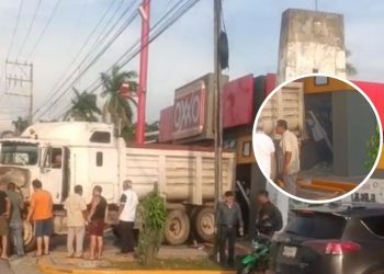 volquetero-arrastra-camioneta-oxxo-villahermosa.webp