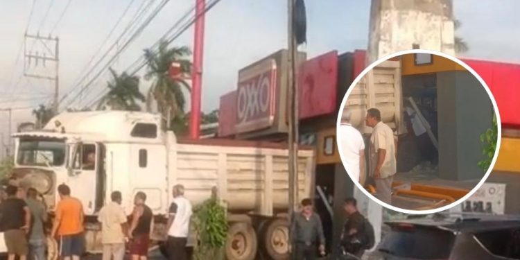 volquetero-arrastra-camioneta-oxxo-villahermosa.webp