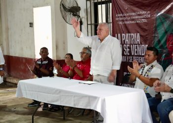 Rafa Marín durante una asamblea informativa con operadores de taxis en Kantunilkín, Quintana Roo.