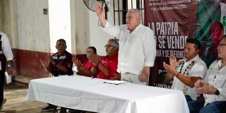 Rafa Marín durante una asamblea informativa con operadores de taxis en Kantunilkín, Quintana Roo.