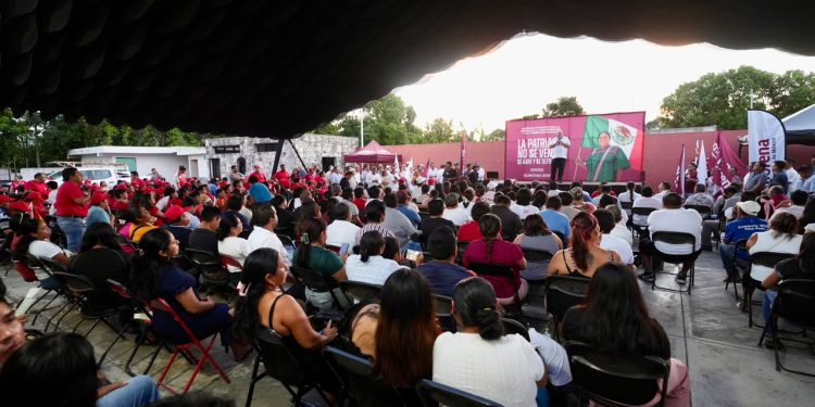 Rafa Marín encabeza multitudinaria asamblea informativa en Kantunilkín